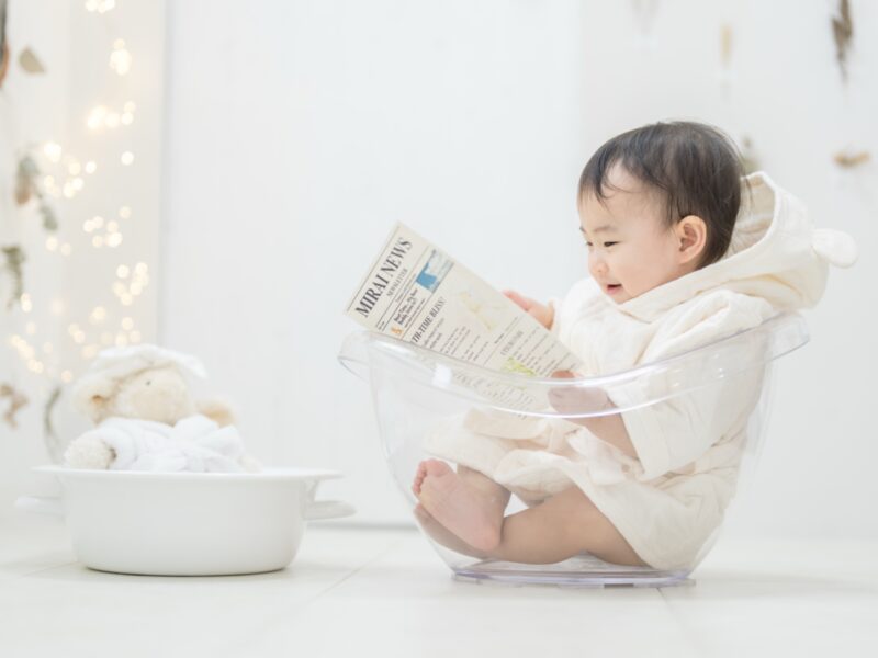 ベビーバス撮影 ガウン姿の赤ちゃん