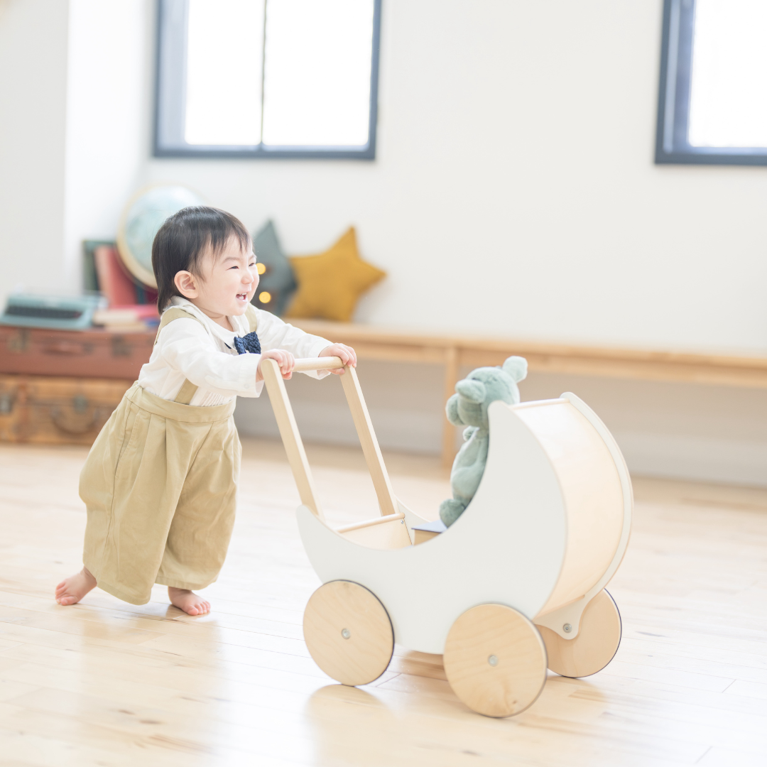 大阪市西区のミライライトスタジオで手押し車を押して笑顔の1歳のお子様