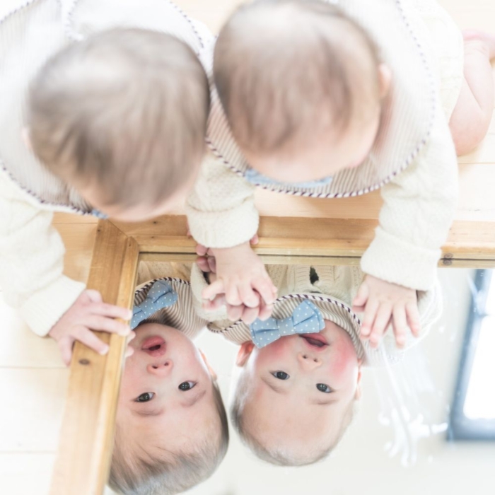 大阪のキッズフォト|双子で鏡を覗く1歳フォト