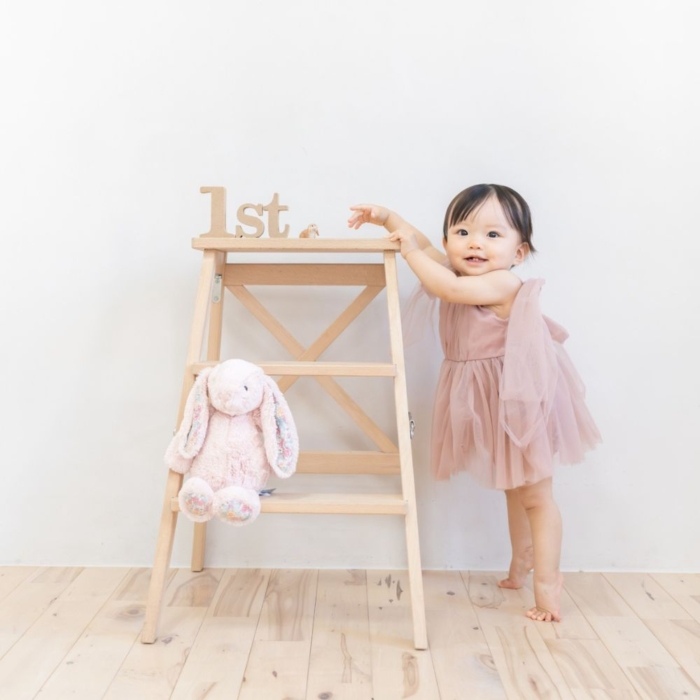 大阪のキッズフォト|つかまり立ちの1歳フォト